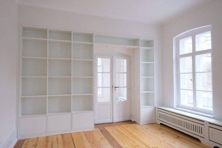wohnzimmer stollenwand leer weiss