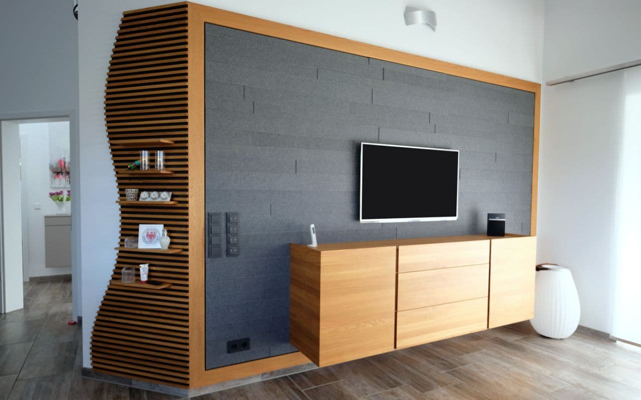 tv wandaufnahme akustikpaneel horizontal fliessender abschluss